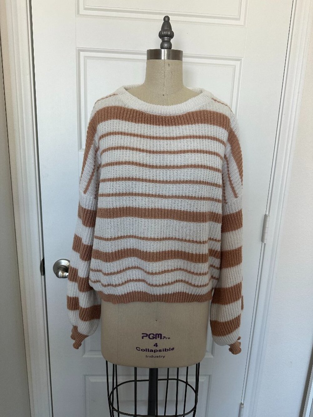 SHEIN TAN & WHITE SWEATER SIZE MEDIUM